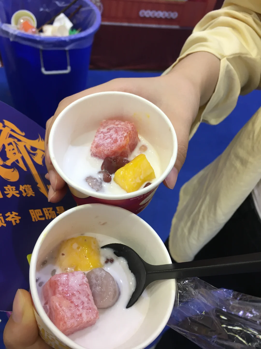 郑州女大学生勇闯餐饮连锁加盟展!