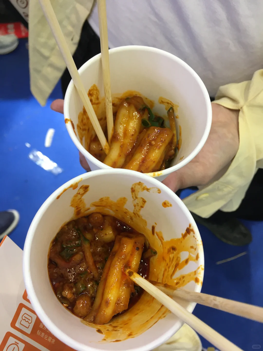 郑州女大学生勇闯餐饮连锁加盟展!