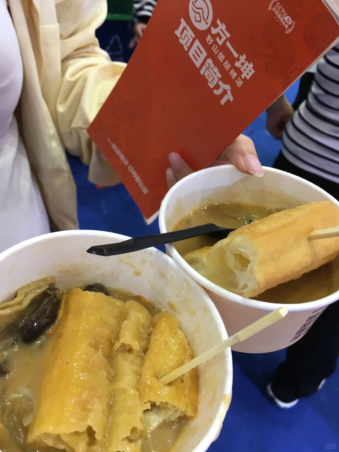 郑州女大学生勇闯餐饮连锁加盟展!