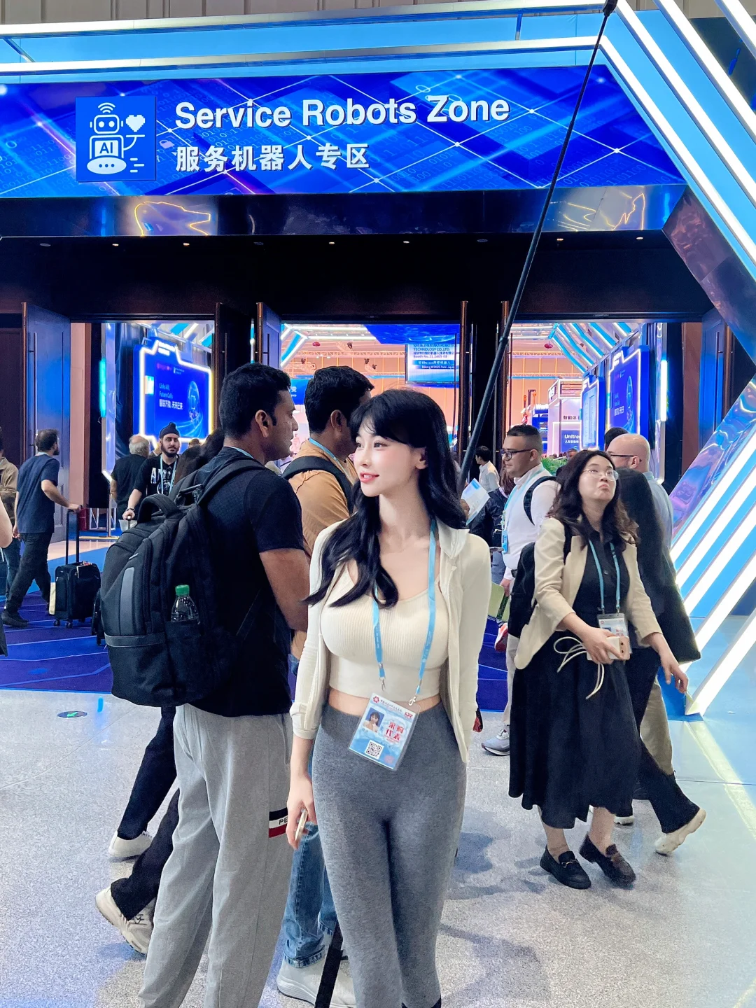 广交会 …这? 他负责前凸我负责后翘？？