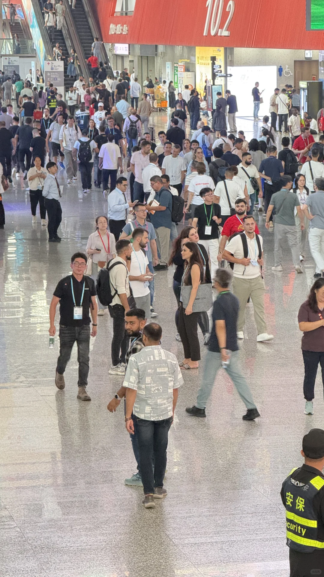 138届广交会比前几届外国人多了很多么？