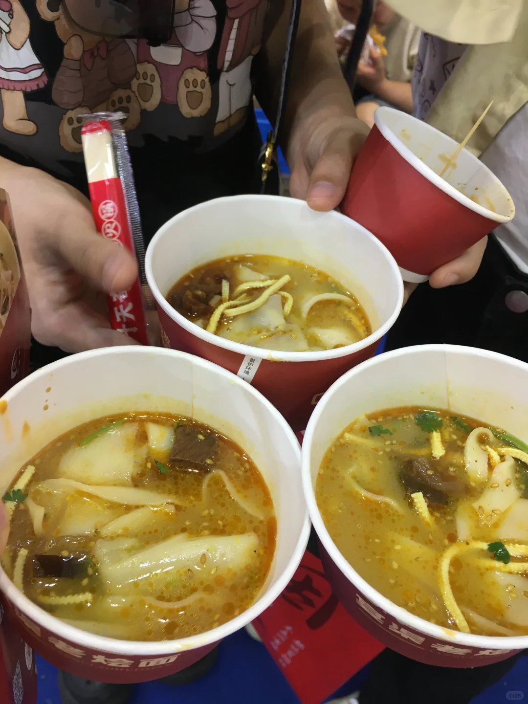 郑州女大学生勇闯餐饮连锁加盟展!