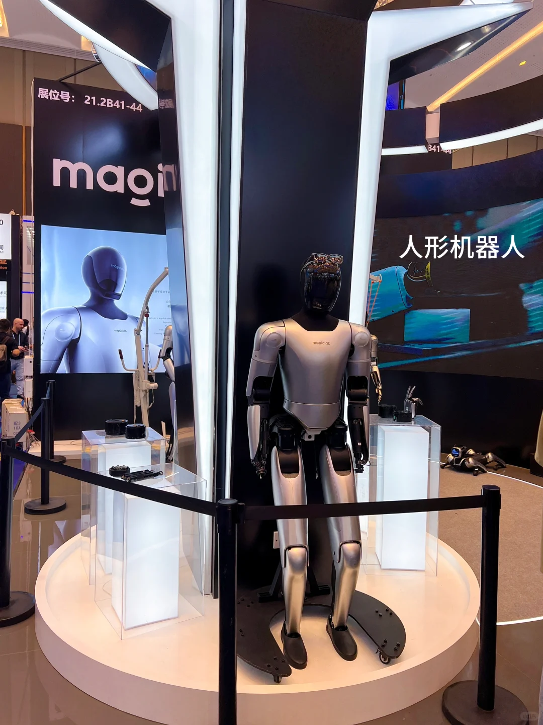 广交会 …这? 他负责前凸我负责后翘？？