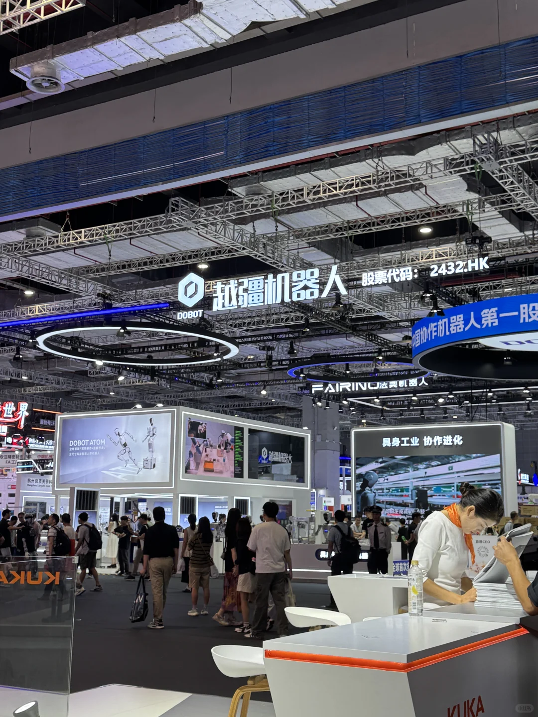 来看展啦，机器人