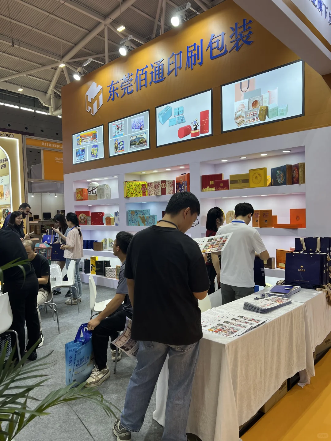 今天我们过来参加深圳礼品展