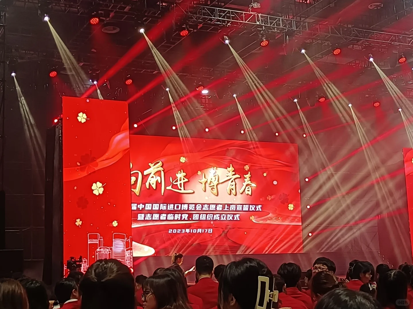 大家都和校徽墙合影了吗～