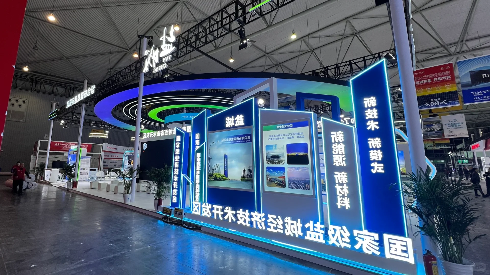 展台设计搭建|成都光伏展落地实拍?