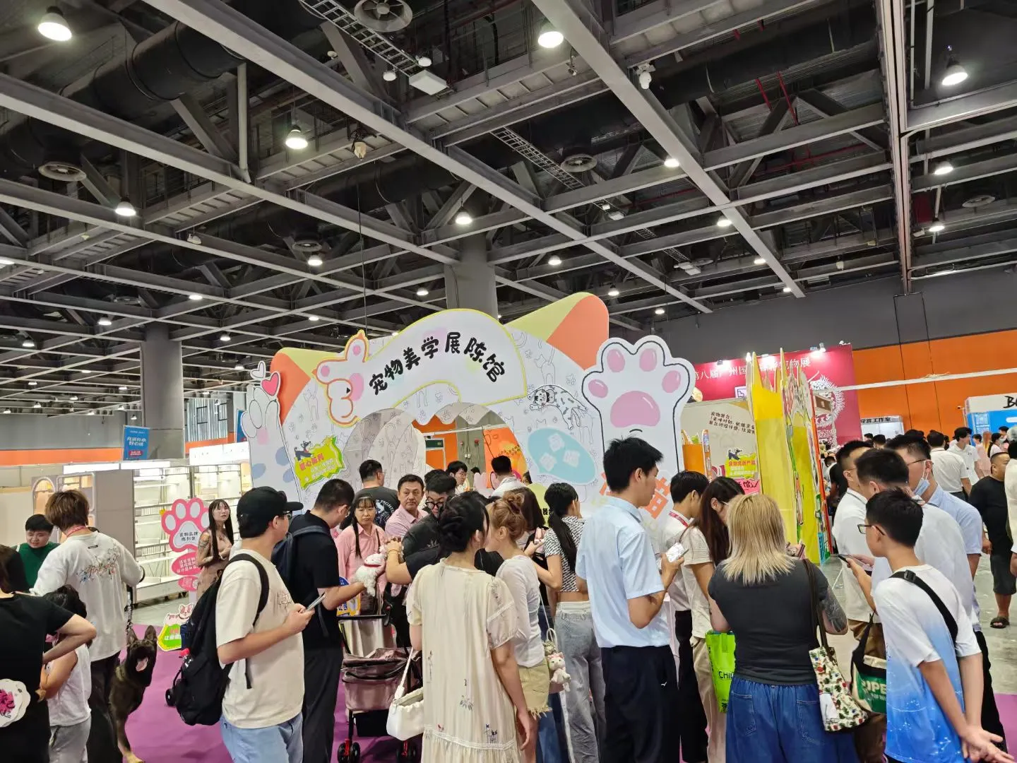 来宠物展玩,随便思考一下宠物陪伴经济