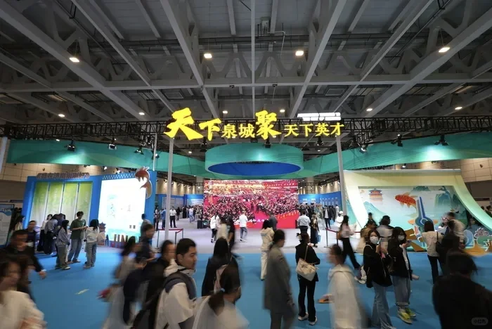 济南人才大会没白来，起码收获一堆袋子