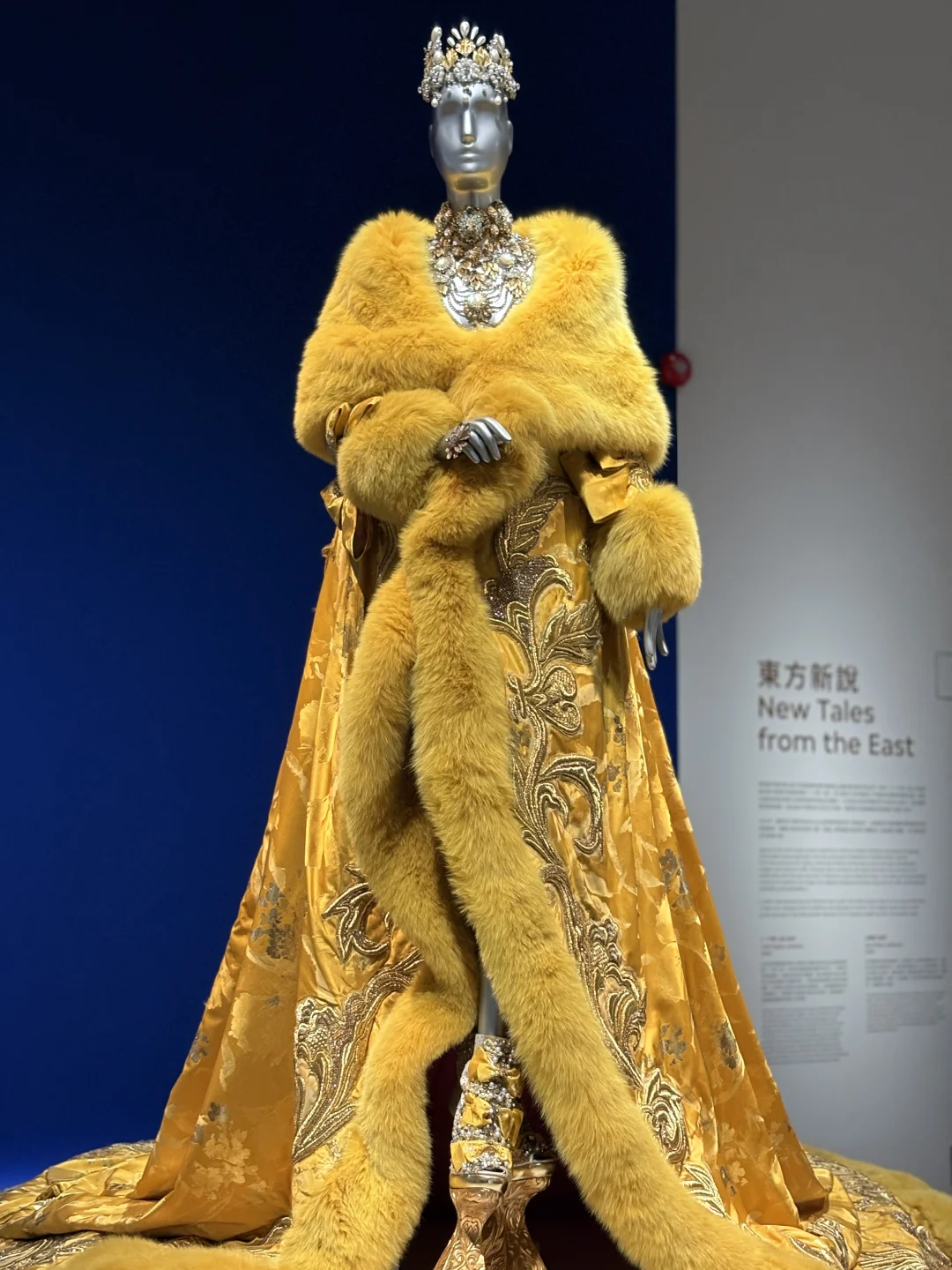 香港郭培高定展??看到了riri穿的龙袍