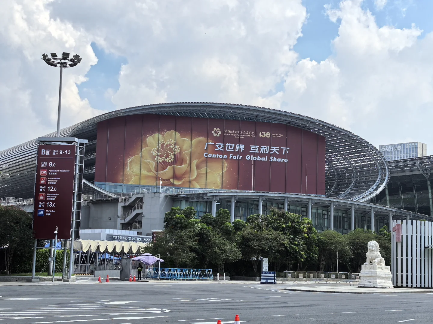 老美集体跑来广交会买中国货了!!!