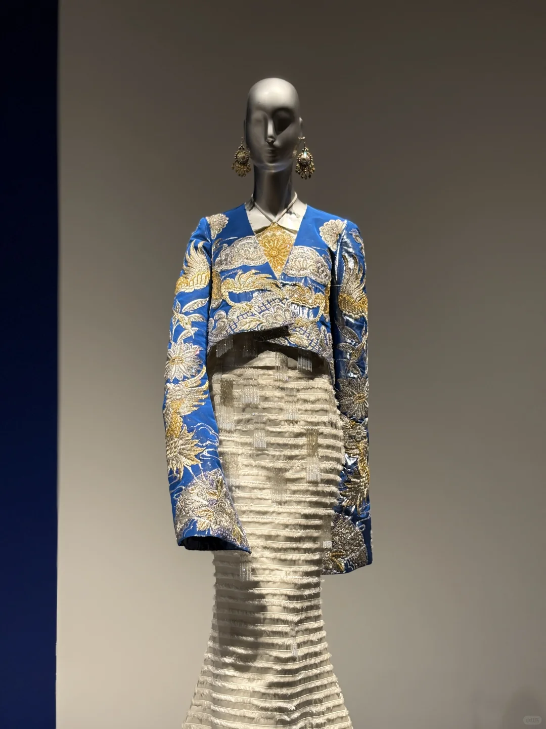 香港郭培高定展??看到了riri穿的龙袍