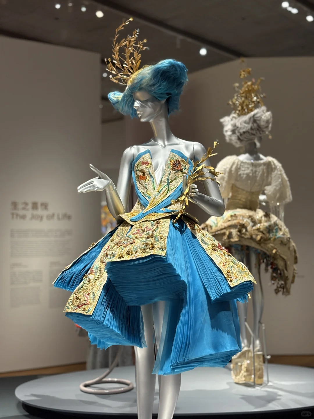 香港郭培高定展??看到了riri穿的龙袍
