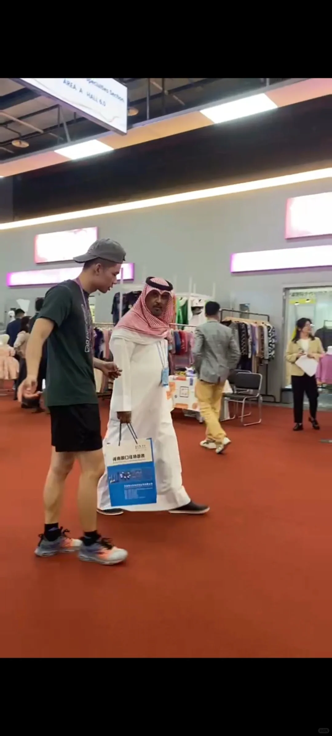 男大勇闯广交会|兼职第一天,收入600+