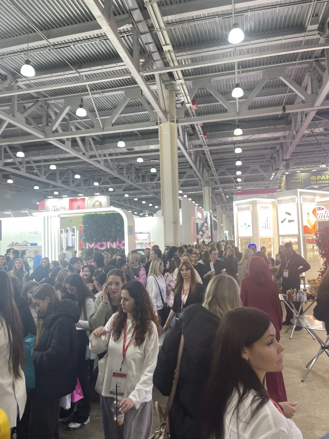 俄罗斯展会最漂亮的翻译+全俄罗斯的美女