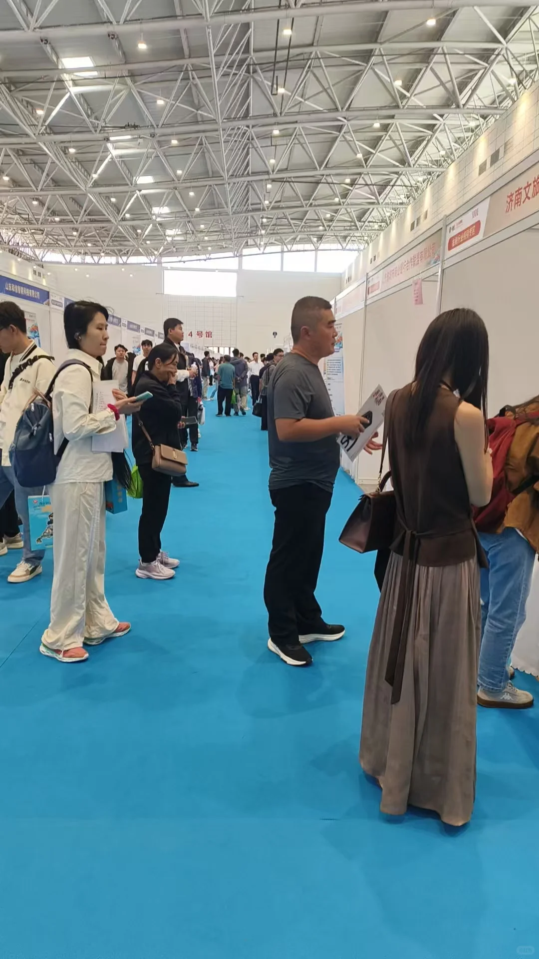 济南人才大会没白来，起码收获一堆袋子