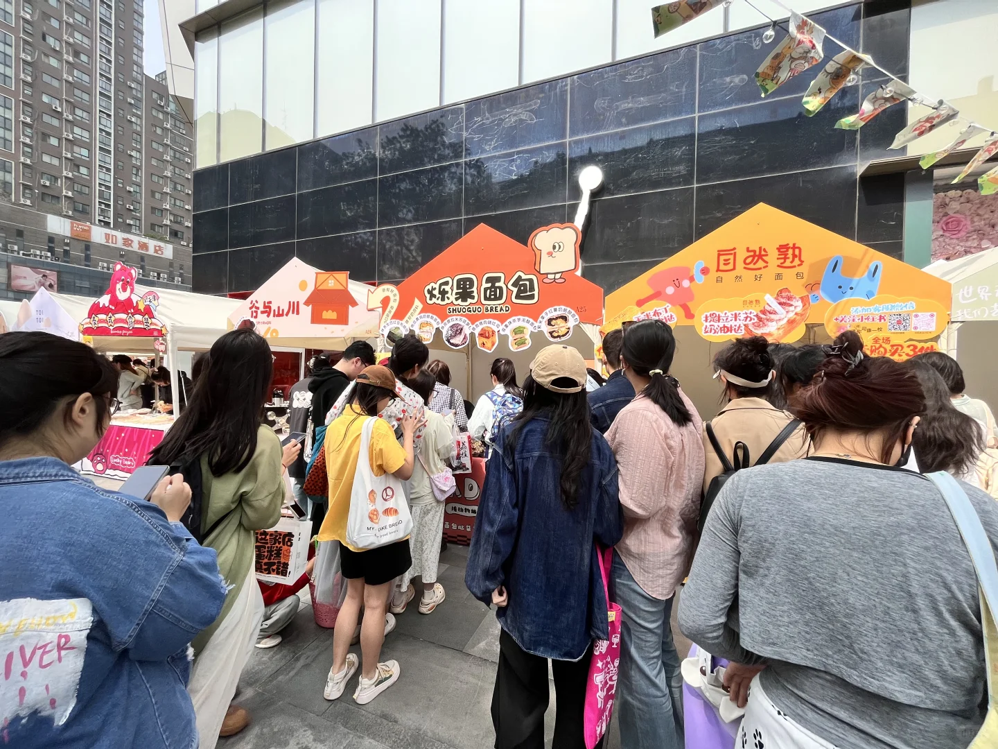 郑州面包节实况?，一大早挤爆了！不要票啊