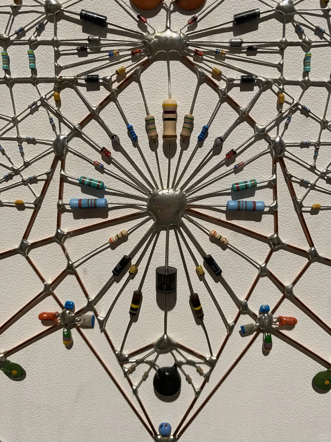带孩子来看纤维艺术展，发挥想象力