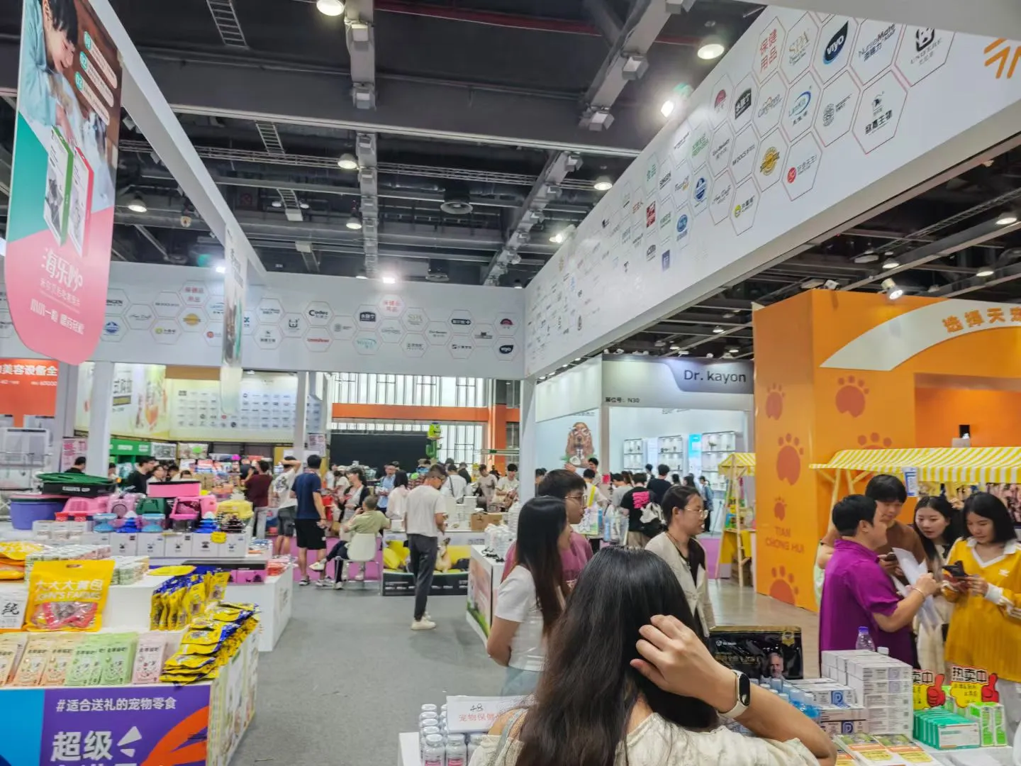 来宠物展玩,随便思考一下宠物陪伴经济