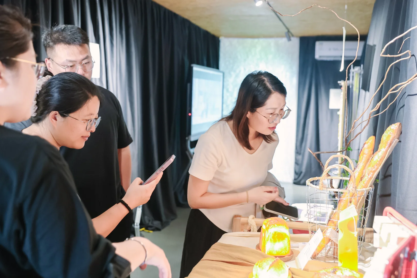 WTB首展 | 驻足与思考的瞬间