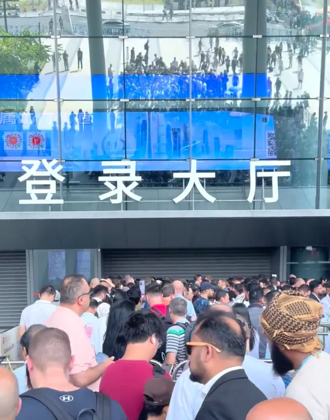广交会得有十万人！