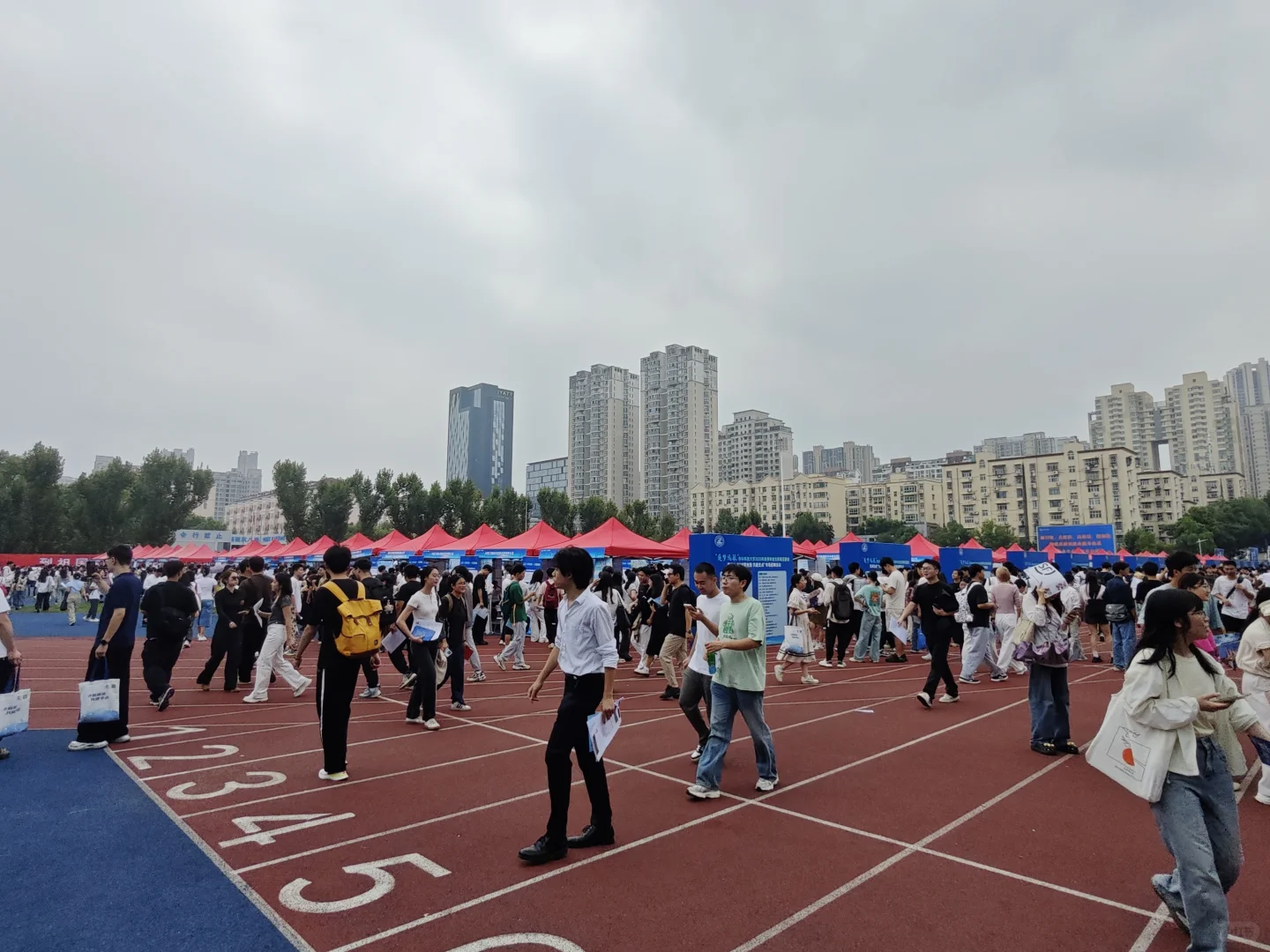 华科毕业生供需见面会
