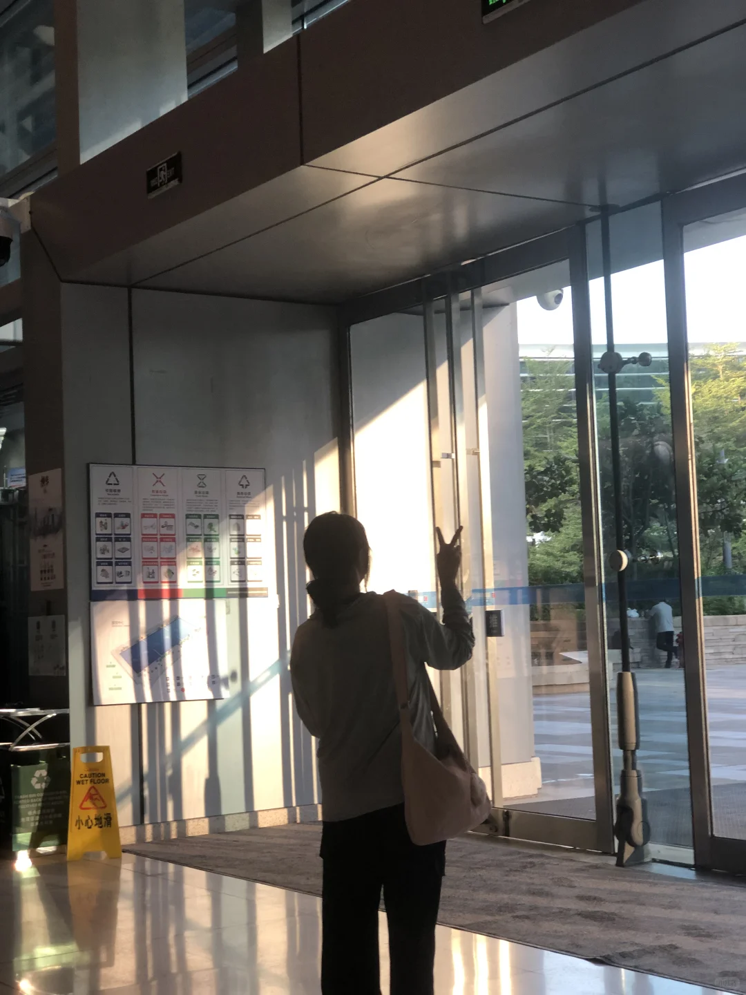 喃喃自语?|05女大 珠海展会兼职日记