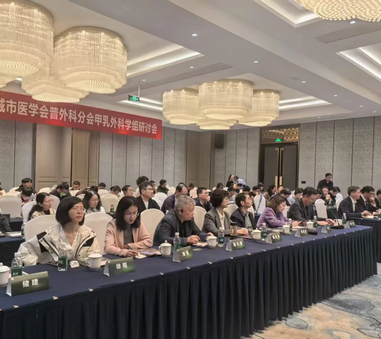一个医药供应商轻轻的碎了