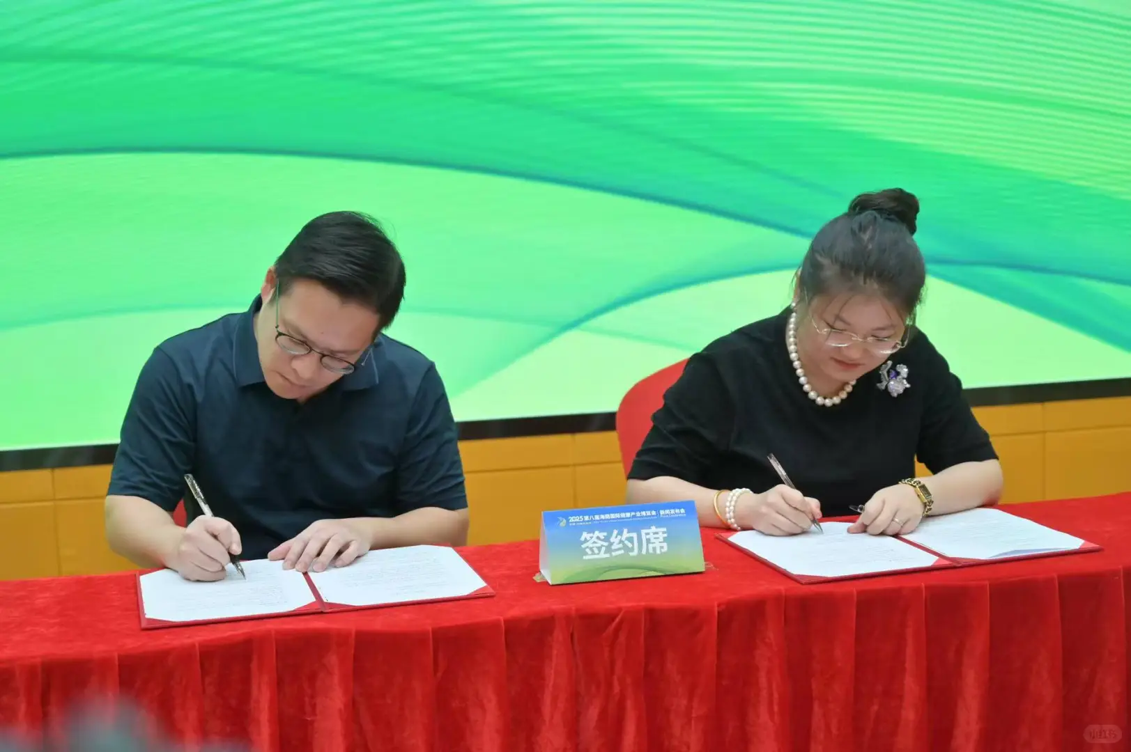 我们公司作为外企代表上海南新闻联播啦！