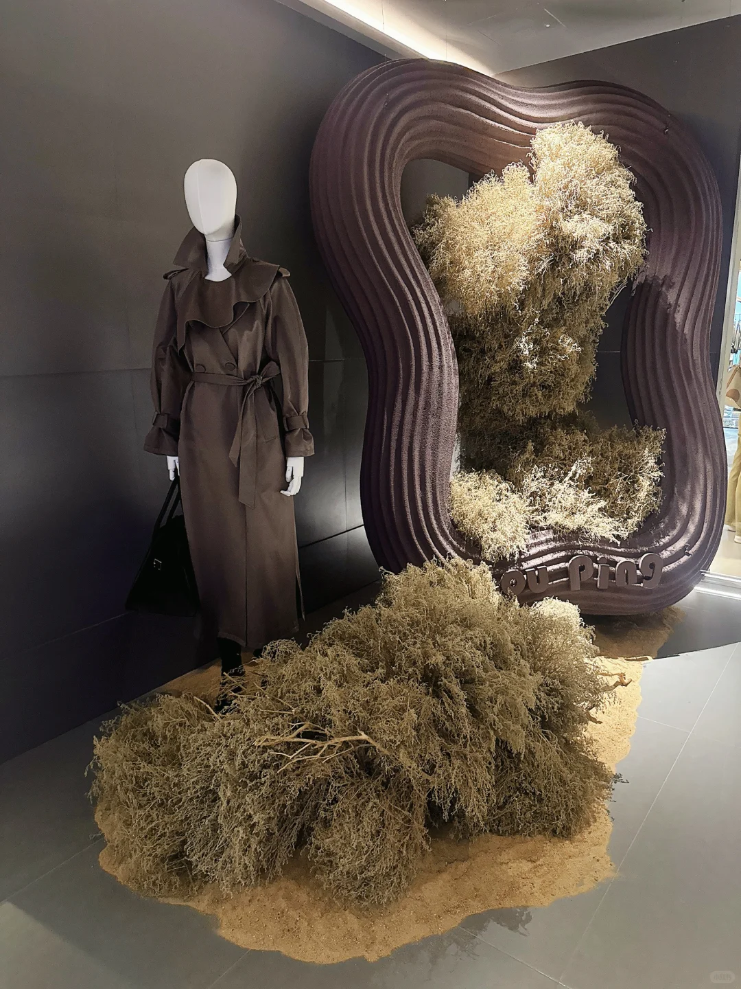 这到底是服装品牌展厅还是服装艺术馆?