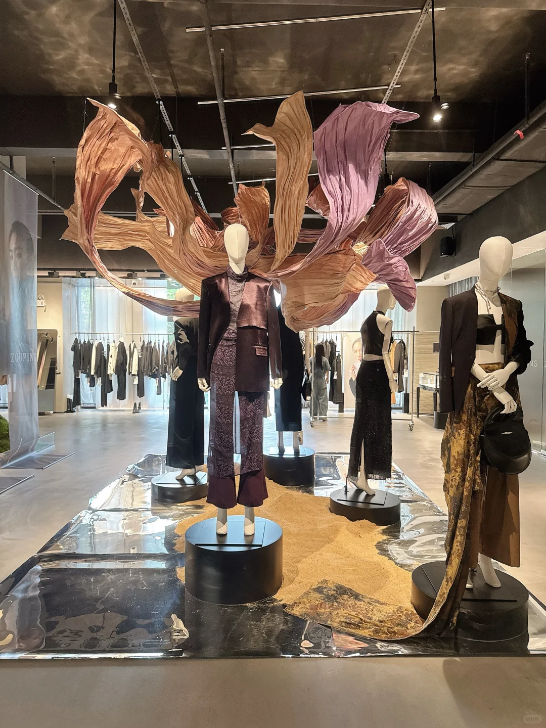 这到底是服装品牌展厅还是服装艺术馆?
