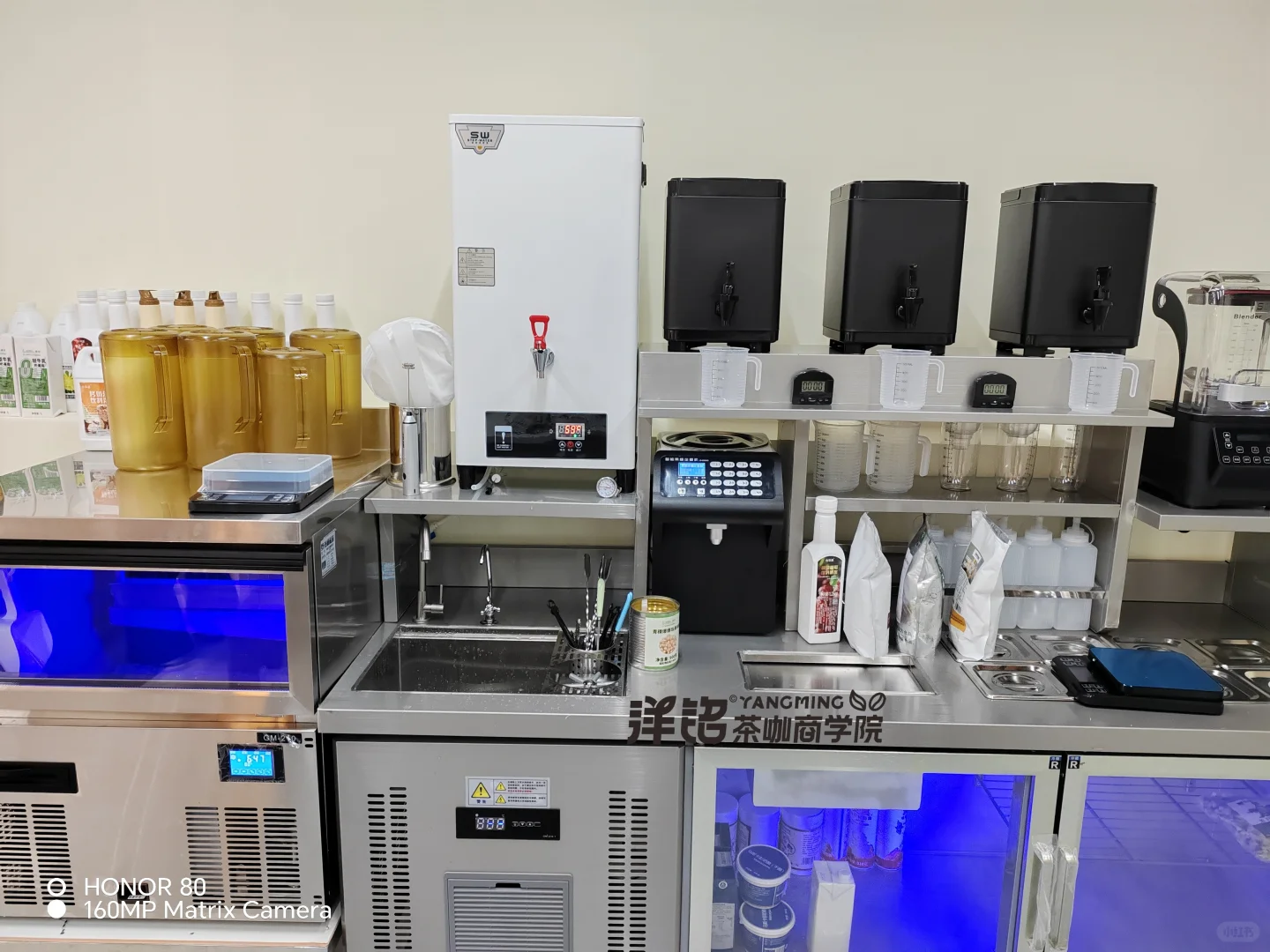整套水吧设备，咖啡机设备安装完成