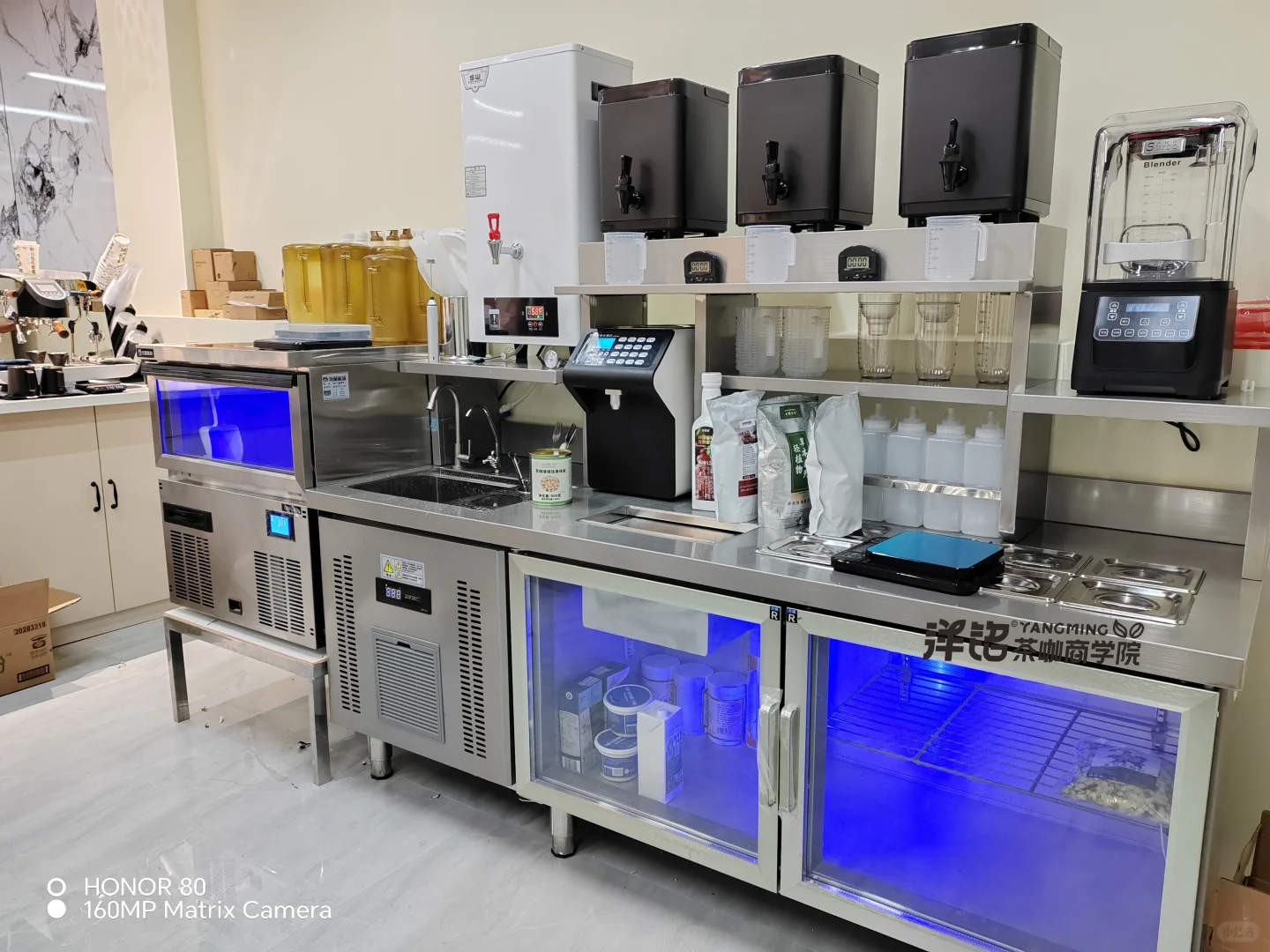 整套水吧设备，咖啡机设备安装完成