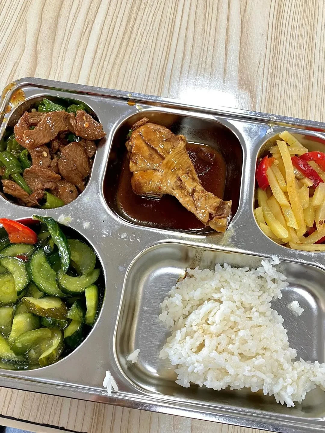 苏州电子厂8000+一个月，包吃包住，可内荐