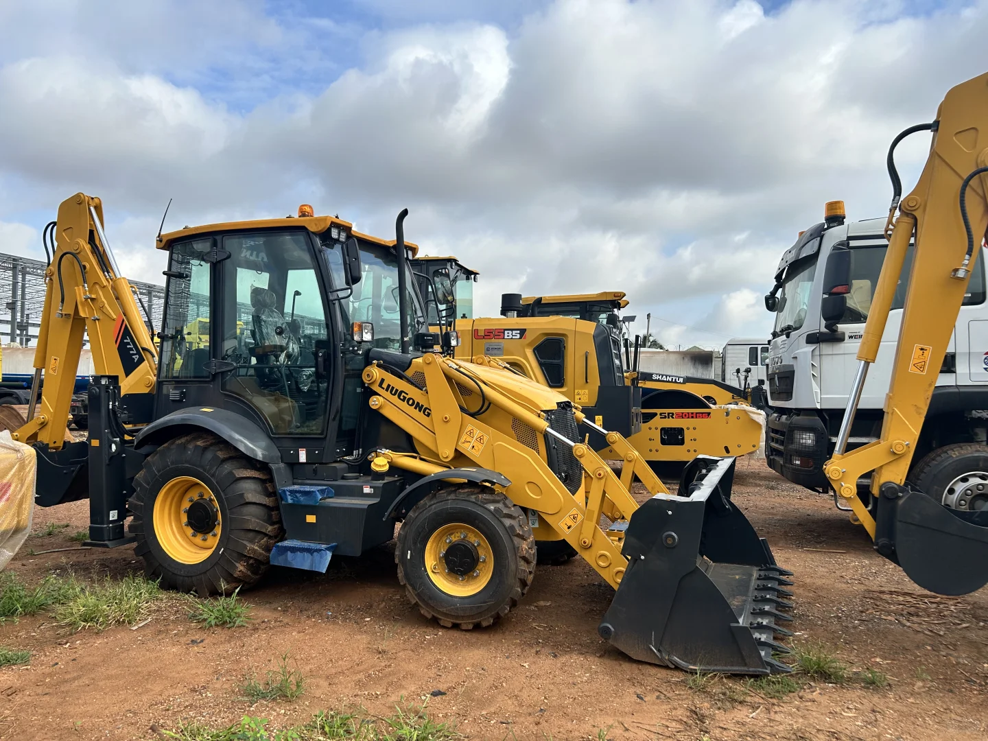 加纳本地供应各种工程机械和配件！