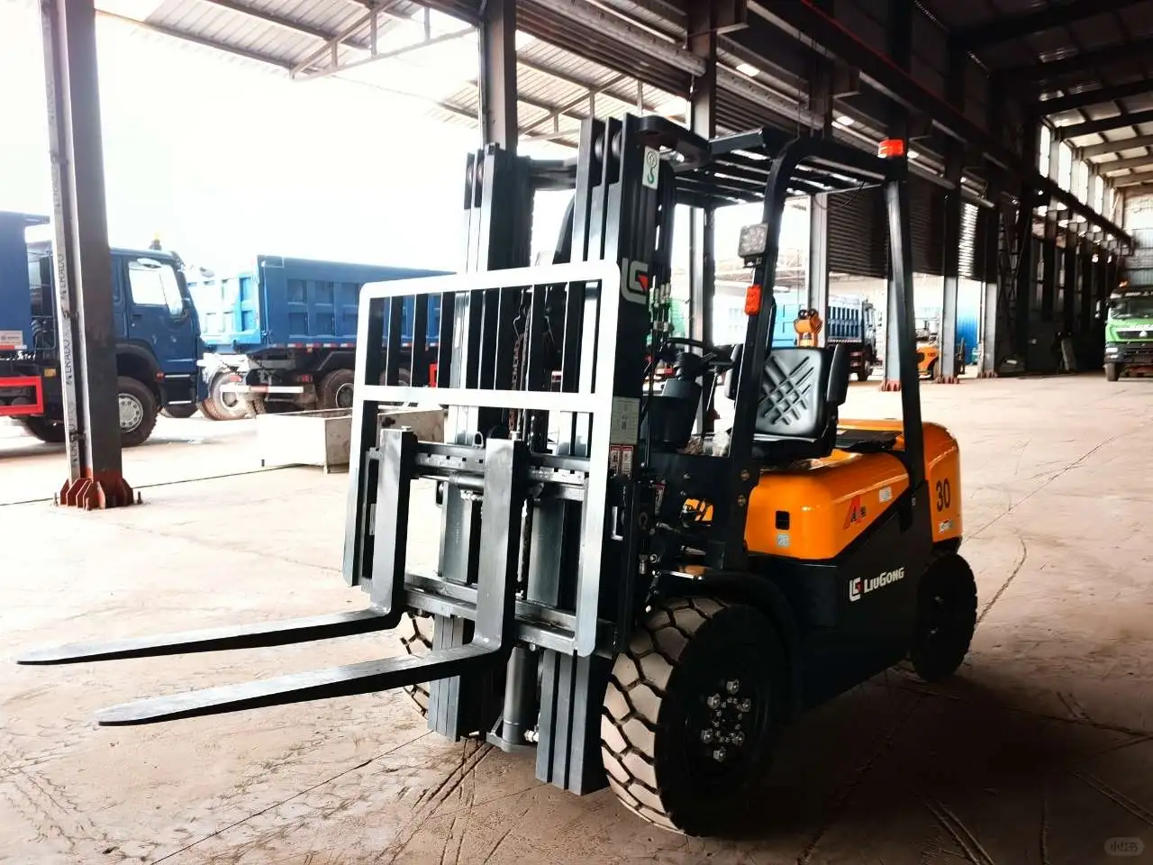 加纳本地供应各种工程机械和配件！