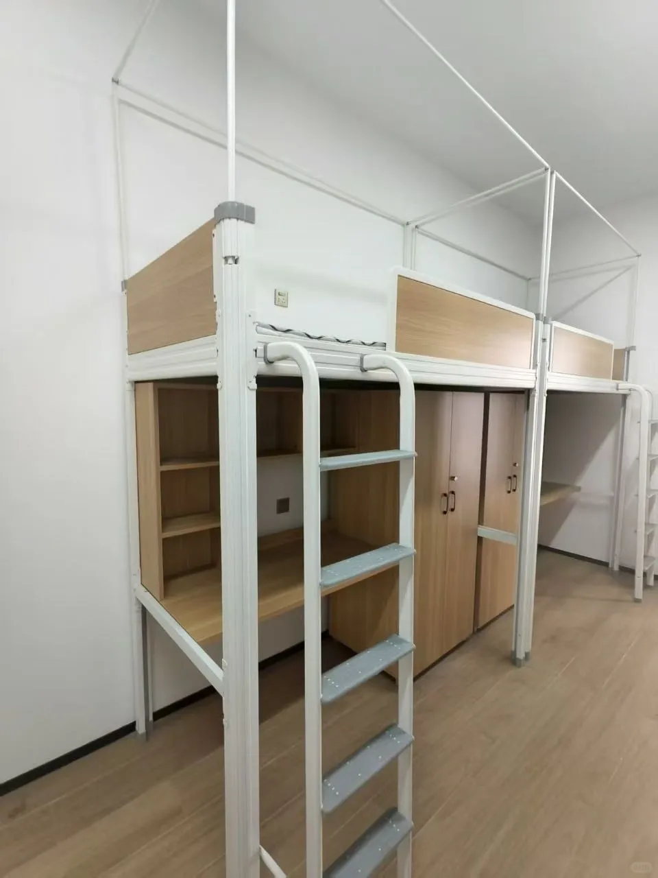 打算进厂过渡一个月的，现在不想走了