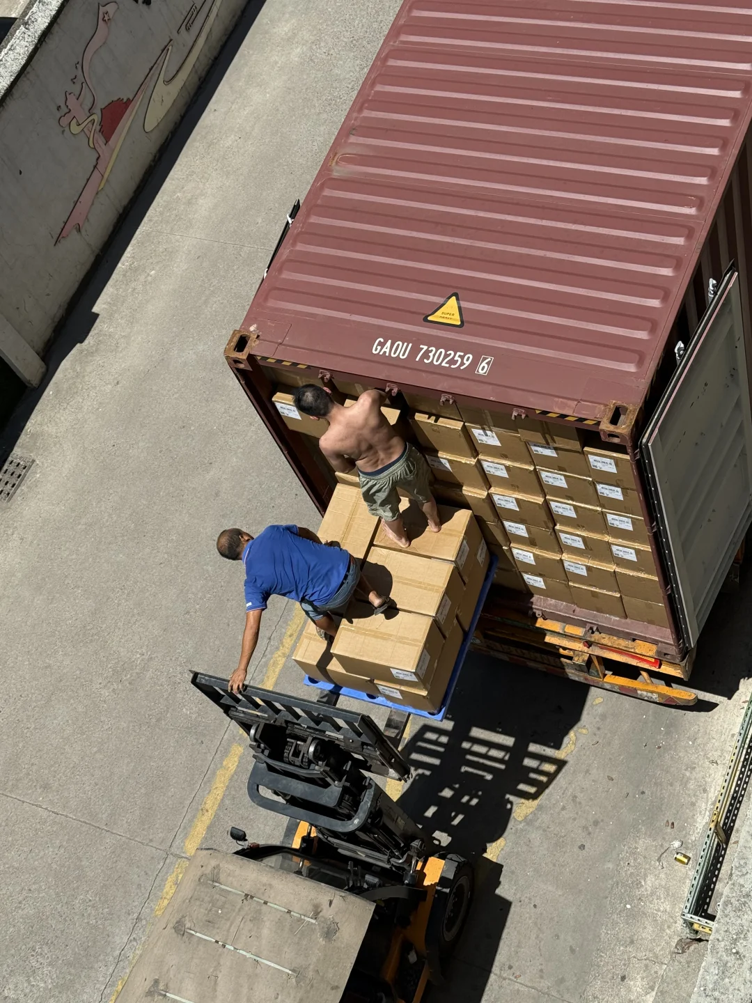 来啦！仓库发货现场?