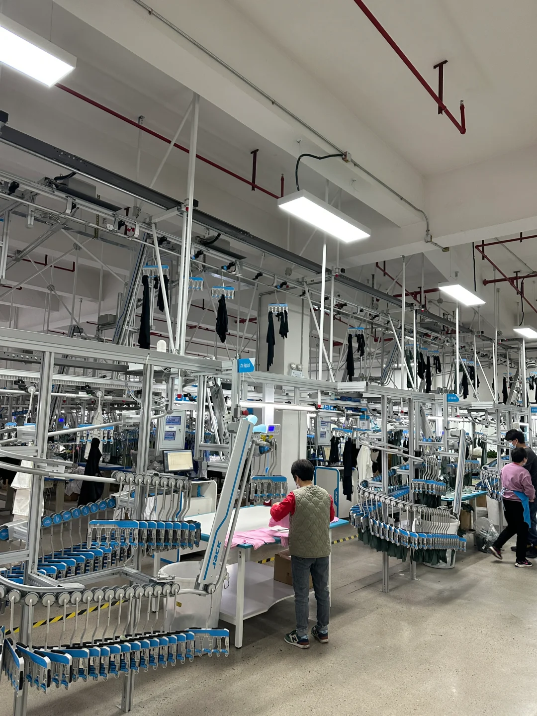 今日探访制衣工厂，全流程吊挂不落地?