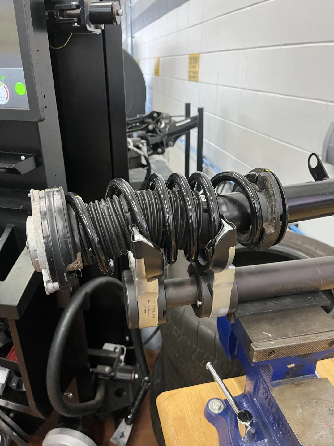 专用工具拆弹簧一点都不慌