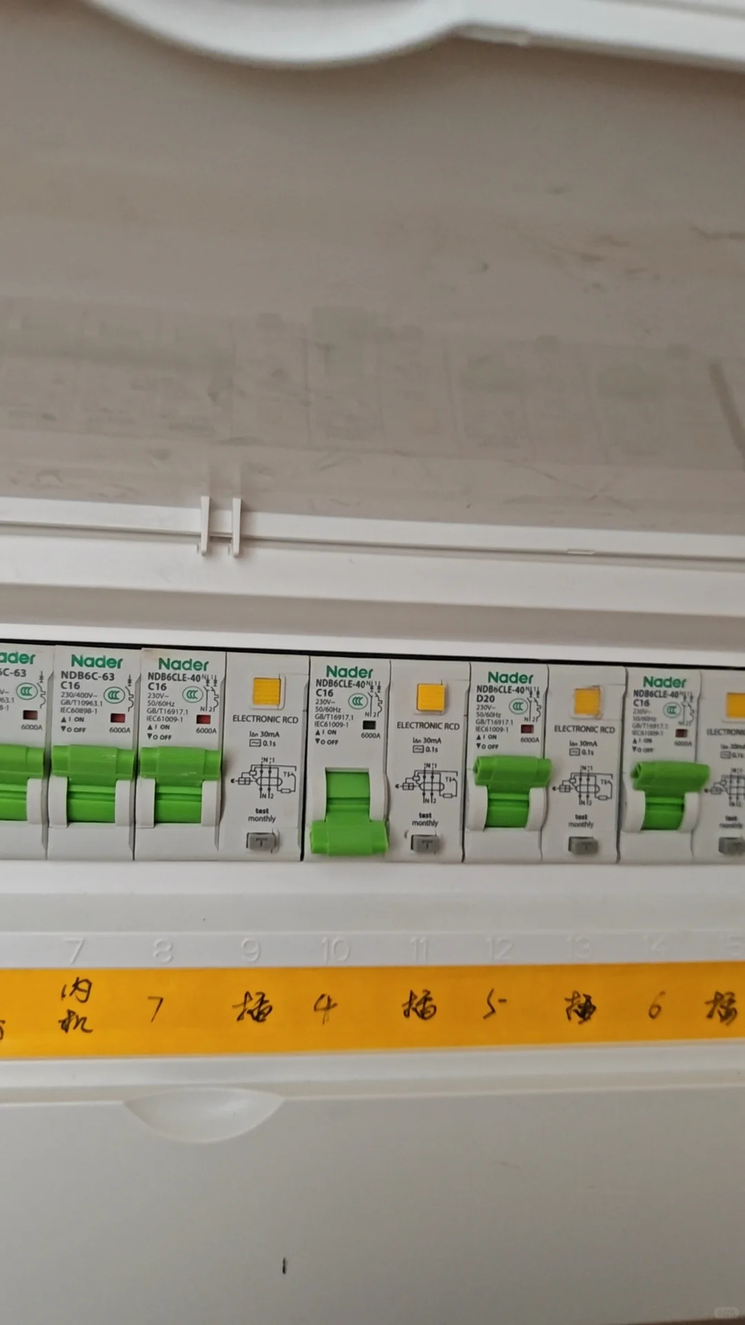 空气开关跳闸，打上去又弹下来怎么办