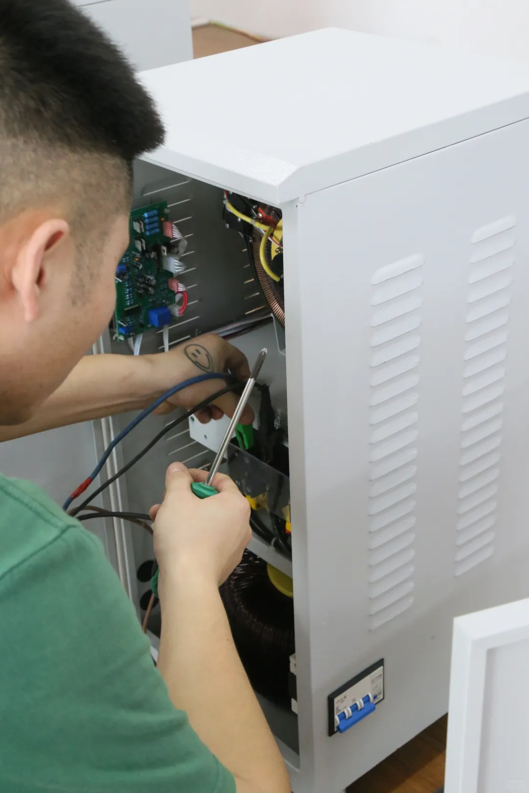 三相稳压器过压解决方法