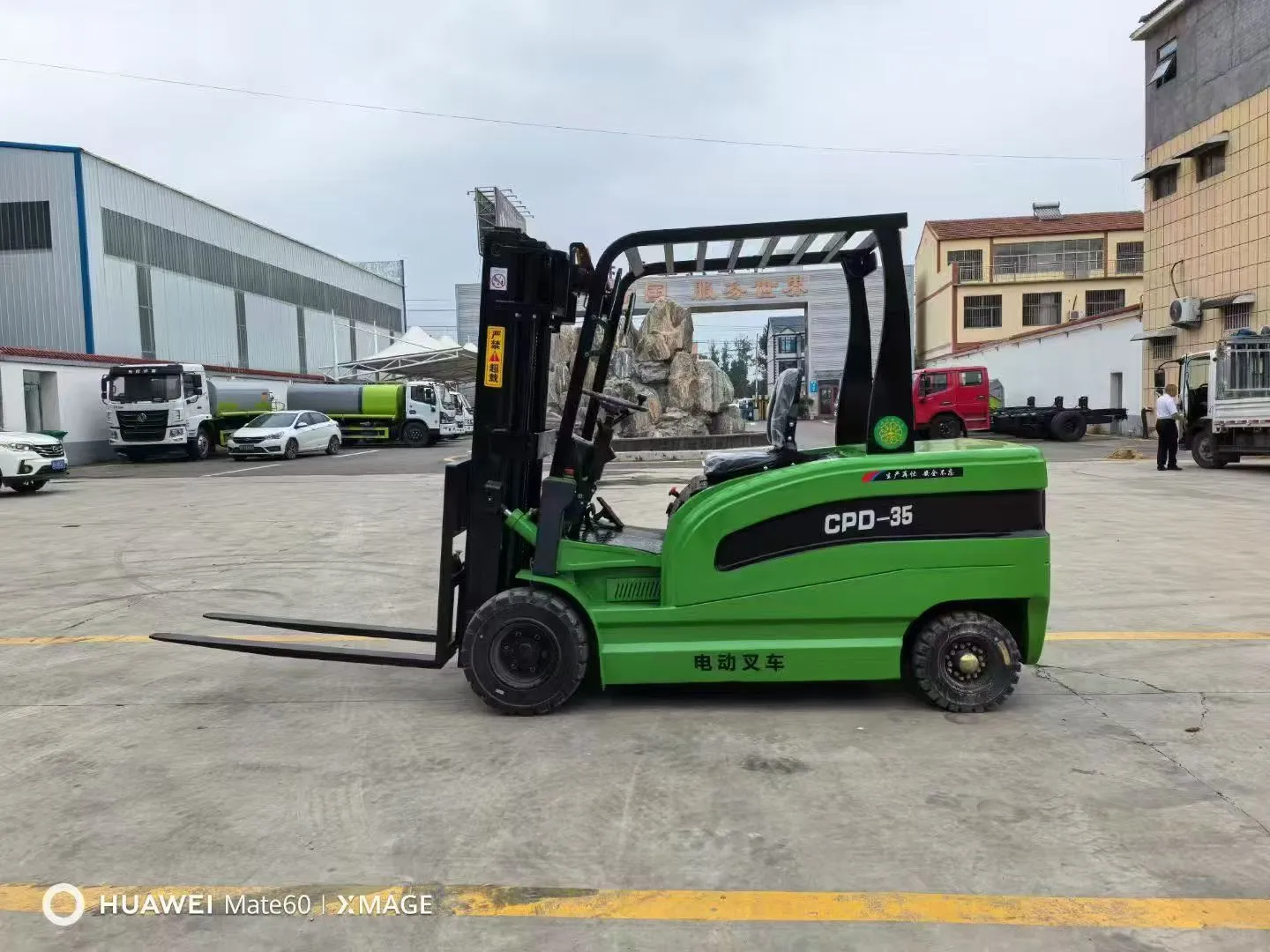 太酷了这台电动叉车！