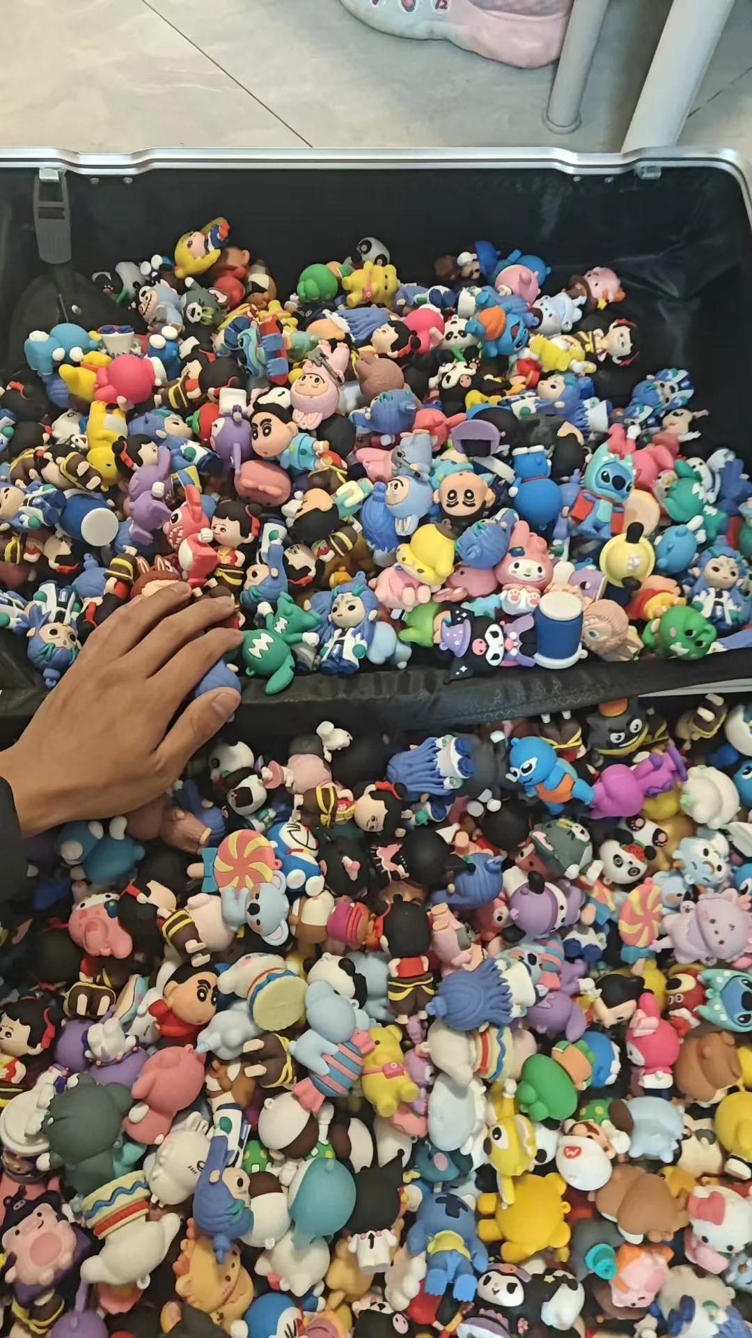 原来潮玩公仔摆摊这么恶心