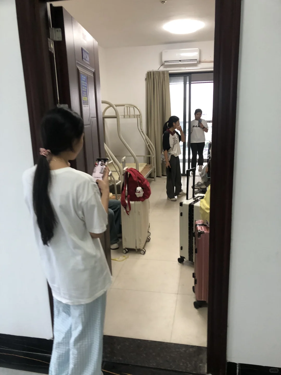 00后女生在电子厂的365天 | 包住宿舍长这样