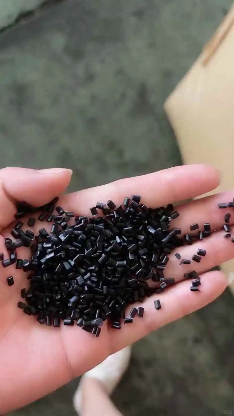 聚丙烯PP颗粒是一种塑料原料，广泛用于玩具及日常生活用品的制造。