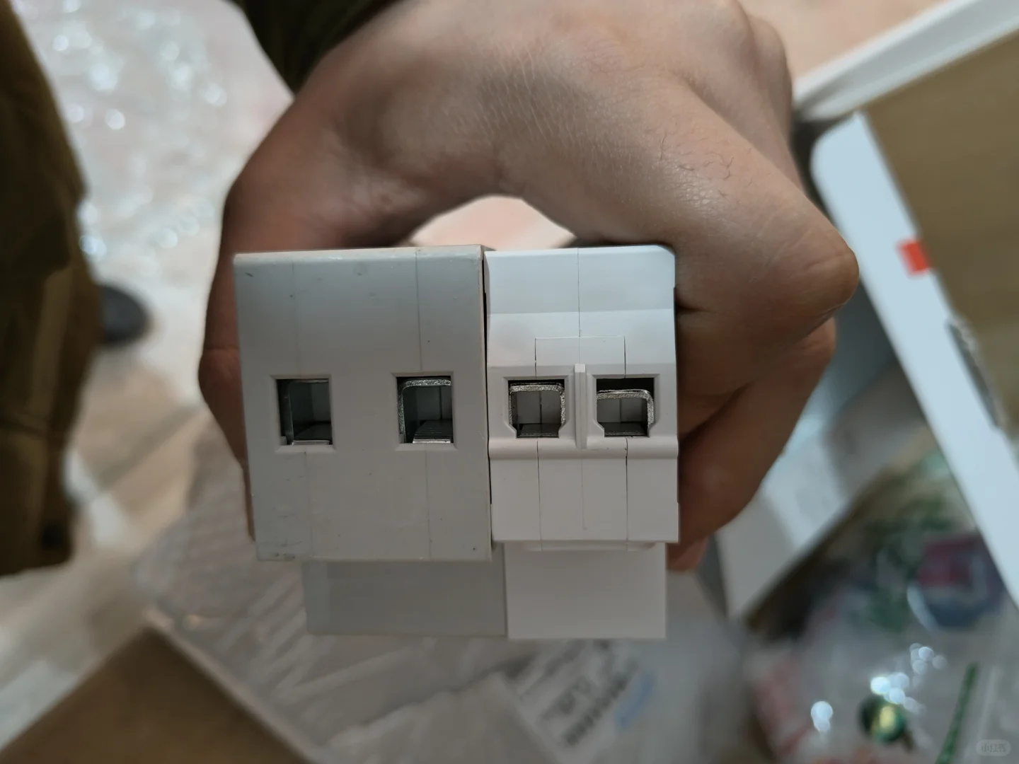 这俩自复式过欠压保护器，用哪个好？