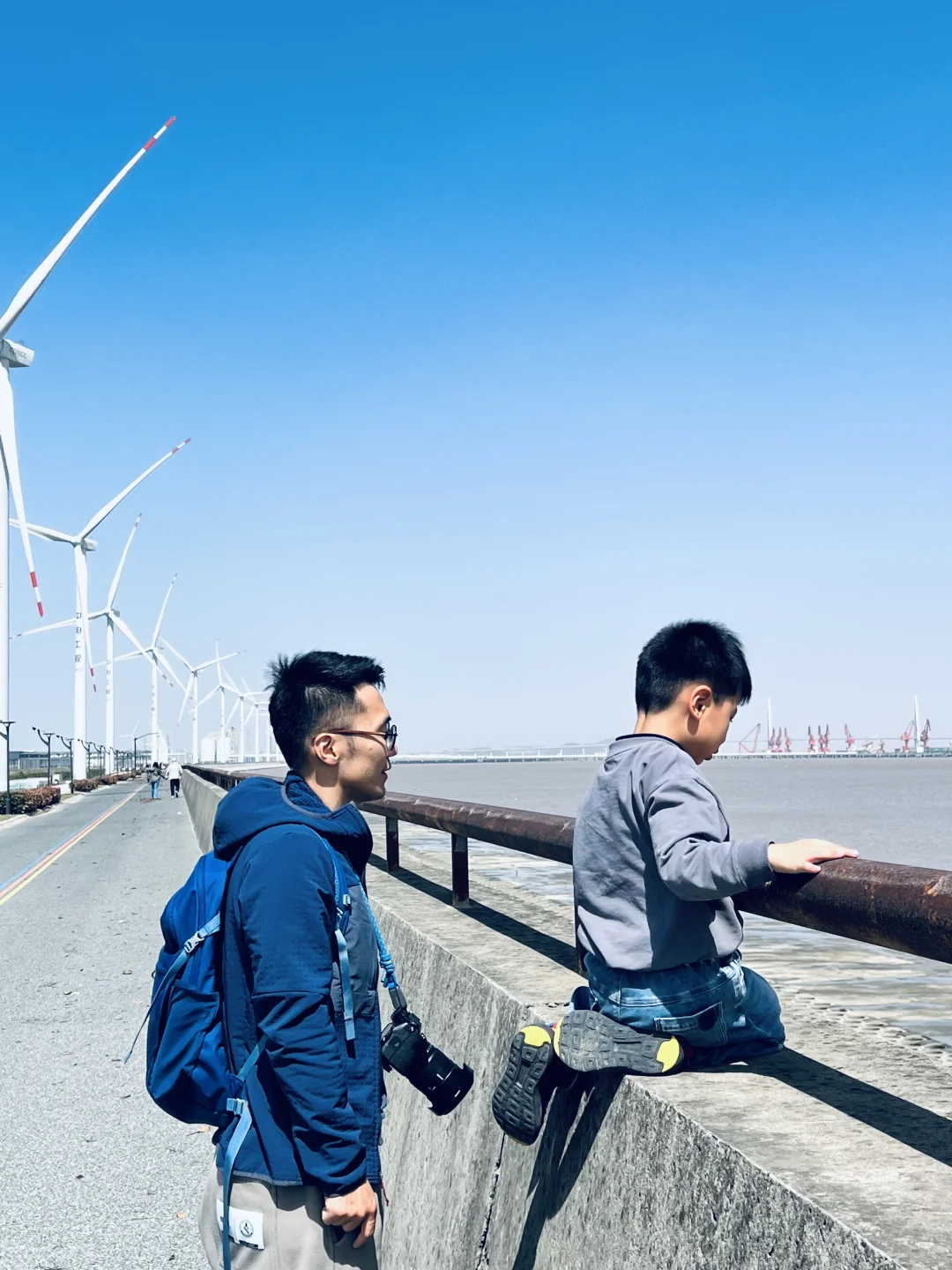 带孩子了解风力发电机。