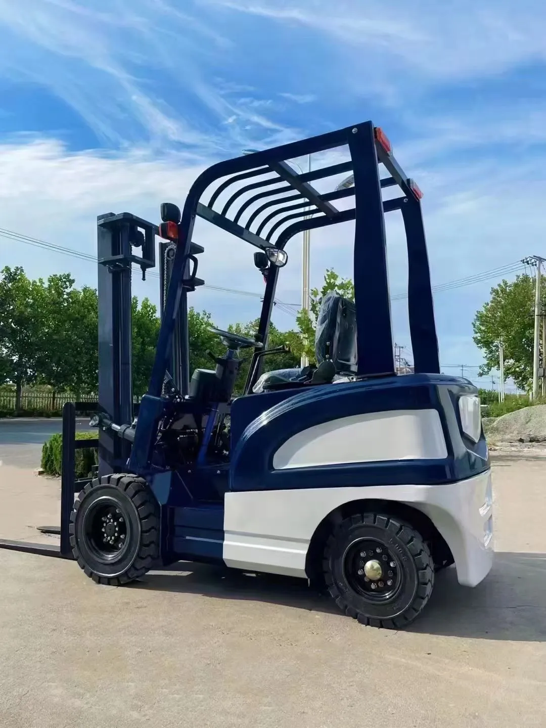 太酷了这台电动叉车！