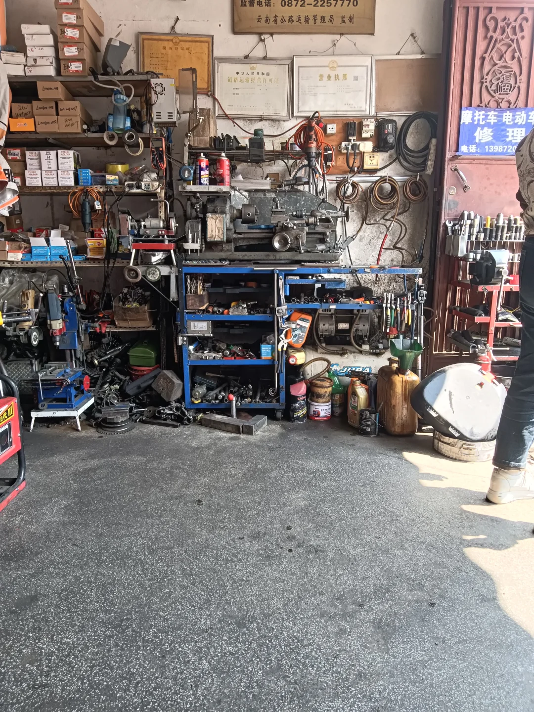 看看这整洁的修理店